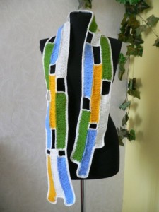 Яркий вязанный шарф 